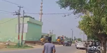 संभल: एचौड़ा कम्बोह में कल्कि धाम के नजदीक पुरानी मस्जिद पर दो बुलडोजर पहुंचे, तनाव को देखते हुए तहसील प्रशासन ने कार्रवाई रोकी