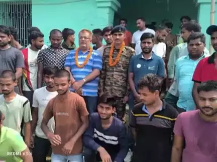 पुपरी: पुपरी के राजबाग खेल मैदान में अग्निवीर जवान अंकज कुमार को कार्यक्रम आयोजित कर सम्मानित किया गया