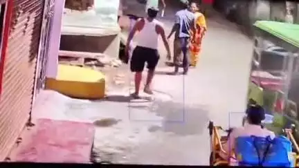 सीतापुर: दुर्गा पुरवा में कहा-सुनी के बाद विवाद में दो पक्षों के बीच जमकर मारपीट, वीडियो हुआ वायरल