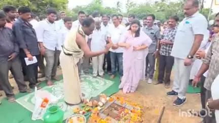 ఆళ్లగడ్డ మండల కేంద్రంలో నూతన సిసి రోడ్డు నిర్మాణ పనులకు శంకుస్థాపన చేసిన , MLA భూమా అఖిలప్రియ