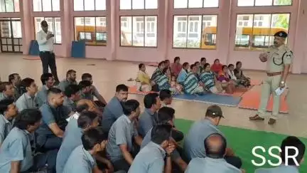 रतलाम नगर: अरविंद मार्ग स्थित श्री गुरु तेग बहादुर एकैडमी के बस स्टाफ को यातायात डीएसपी ने सुरक्षा को लेकर दी जानकारी