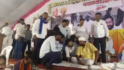 भिवापूर: मानोरा येथील ग्रामपंचायत सदस्य मिथून माटे यांनी बच्चुभाऊ कडू यांच्या अन्नत्याग आंदोलनाला भेट देत दिला पाठींबा