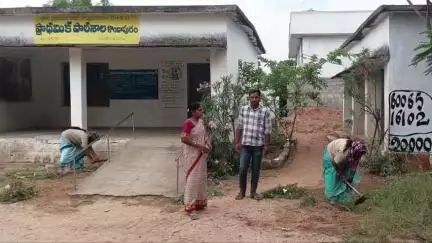 మోత్కూర్: మోత్కూరు మున్సిపల్ పరిధిలోని ప్రభుత్వ పాఠశాలలో పారిశుద్ధ్య  పనులు నిర్వహించిన మున్సిపల్ సిబ్బంది