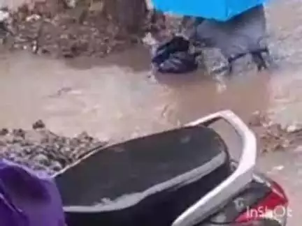 ചേർത്തല: ചന്തിരൂരിൽ ദേശീയപാതയിലൂടെ നടന്ന് പോയ രണ്ടു പെൺകുട്ടികൾക്ക് കുഴിയിൽ വീണ് പരിക്കേറ്റു