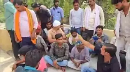 इकौना: लो वोल्टेज बिजली से परेशान ग्रामीणों ने इकौना एसडीओ कार्यालय पर धरना प्रदर्शन कर कटरा फीडर से लाइन जोड़ने की मांग की