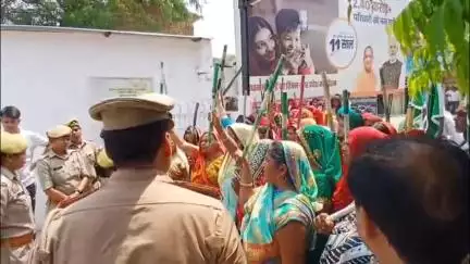 गौरीगंज: गौरीगंज पुलिस अधीक्षक कार्यालय पर लाठी-डंडों से लैस सैकड़ों महिलाएं पहुंचीं, पुलिस की कार्यशैली से नाराज