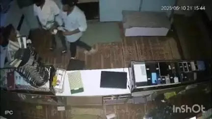 किशनगढ़: मेगा हाईवे स्थित श्याम मोबाइल पर बदमाशों ने दुकानदार से की मारपीट, लाखों रुपये किए पार, CCTV में कैद हुई घटना