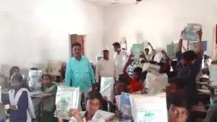 पांकी: प्रधानाध्यापक ने कक्षा 9 और 10 के छात्र-छात्राओं को मुफ्त पुस्तकें वितरित कीं