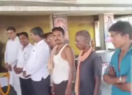 बेरमो: फुसरो में समाजसेवी स्व. विनोद सिंह की पुण्यतिथि मनाई गई, गरीबों को भोजन वितरित किया गया