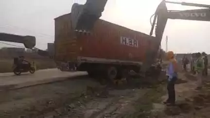 शिवसागर: शिवसागर प्रखंड मुख्यालय के समीप एनएच-2 पर सड़क से खाई में उतरी एक अनियंत्रित ट्रक, कोई हताहत नहीं