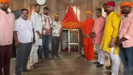 रसड़ा: रसड़ा में तमसा किनारे श्री नाथ बाबा का वार्षिक पूजनोत्सव संपन्न, लठमार पूजन में शामिल हुईं हजारों लाठियां