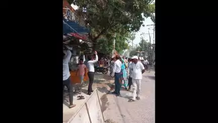 बड़हरिया: बड़हरिया में सड़क किनारे प्रशासन ने हटाया अतिक्रमण