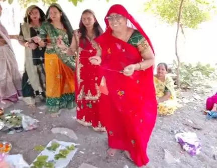 સાવરકુંડલા: સાવરકુંડલામાં વટ સાવિત્રી વ્રત શ્રદ્ધાનો સંગમ સૌભાગ્યનું વરદાન નિમિતે મોટી સંખ્યામાં મહિલાઓએ પૂજન કર્યું અર્ચન