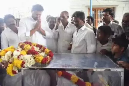 పులివెందుల: కృష్ణంగారి పల్లెలో విద్యుత్ షాక్ తో వ్యక్తి మృతి,  నివాళులర్పించిన కడప ఎంపీ వైఎస్ అవినాష్ రెడ్డి