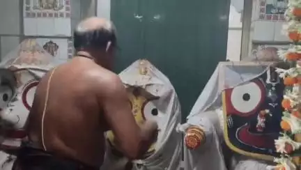 ଛତ୍ରପୁର: ବ୍ରହ୍ମପୁର ଗୋଇଲୁଣ୍ଡି ଠାରେ ଚତୁର୍ଦ୍ଧା ବିଗ୍ରହଙ୍କ ସ୍ନାନ ଯାତ୍ରା, ସ୍ନାନ ମଣ୍ଡପରେ ଶ୍ରଦ୍ଧାଳୁଙ୍କୁ ଦର୍ଶନ ଦେଲେ ଶ୍ରୀଜିଉ