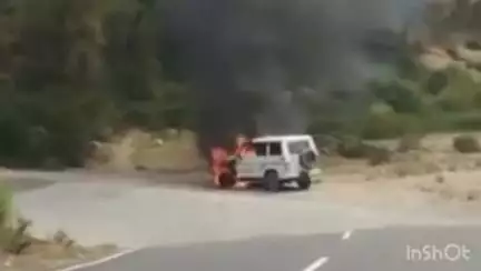 डलहौज़ी: पठानकोट-डलहौजी संपर्क पर सुकरेत में टैक्सी में लगी आग, गाड़ी जलकर हुई खाक