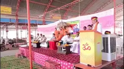 नागौर: पशुपालन मंत्री कुमावत ने नागौर की श्रीकृष्णगोपाल गौशाला का किया निरीक्षण, कुशालगिरी महाराज ने व्यवस्थाएं बताई