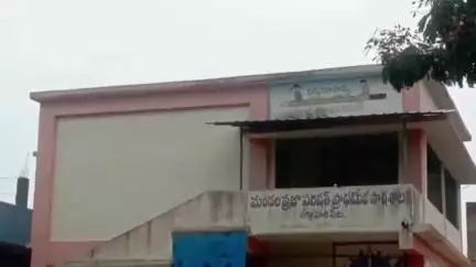 రేపు స్కూలు తెరుస్తున్న నేపథ్యంలో కాకినాడ రూరల్ కరప మండలంలో పాఠశాలలు సుందరంగా తీర్చిదిద్దుతున్నారు