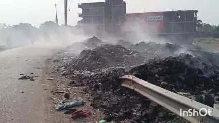 आरा: नगर निगम द्वारा मझौआ गांव के समीप सड़क पर कचरा गिराने से मोहल्ले वासी व राहगीर परेशान#jansmasya