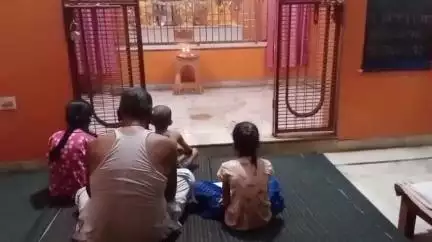 धनौरा: गांव सलेमपुर गोसाईं स्थित श्रीराम जानकी मंदिर पर भजन संध्या का आयोजन, मोहल्ला वासी लोग पहुंचे गुणगान करने