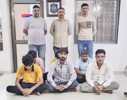 લાઠી: લાઠીના ભગવતપરા વિસ્તારમાં જુગાર રમતા છ શખ્સોને ઝડપી લેતી પોલીસ