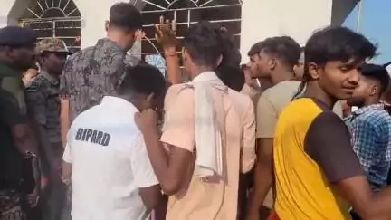 हलसी: मोहद्दीनगर में ट्रैक्टर ने ई-रिक्शा को टक्कर मारी, घर में घुसा, दो भाइयों की मौत, सड़क जाम