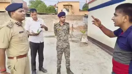 छपरा: वरीय एसपी ने सतजोड़ा पहुंचकर हत्या मामले की जांच की, थानाध्यक्ष रहे मौजूद