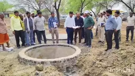मुंगेली: कलेक्टर ने सिलतरा का दौरा कर 'मोर गांव मोर पानी' अभियान के तहत रिचार्ज पिट निर्माण का किया निरीक्षण