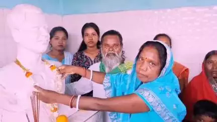 धनबाद/केंदुआडीह: गोधर के शहीद मैदान में शहीद रशीद हांसदा का शहादत दिवस लाल हरा मैत्री के तर्ज पर मनाया गया