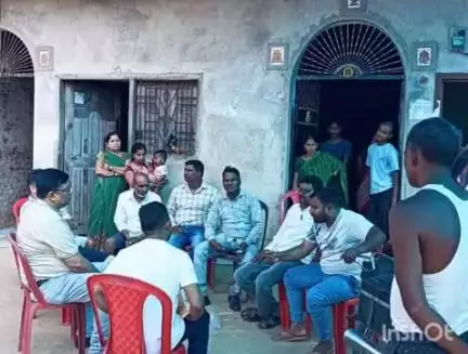 चतरा: विधायक पिंडारकोण गांव पहुंचे, मृतक के परिजनों से मुलाकात कर मदद का आश्वासन दिया