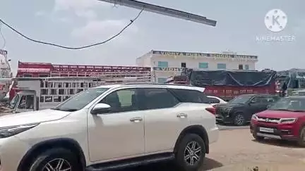 दौसा: दौसा के जीरोता मोड पर लगा लंबा जाम, जाम में फसी एम्बुलेंस, भीषण गर्मी ने किया हाल बेहाल