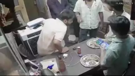अस्सी स्थित डुमरांव कॉलोनी में स्टार पेइंग गेस्ट हाउस में युवक पर घुसकर हमला, सीसीटीवी फुटेज में दिखा हमला