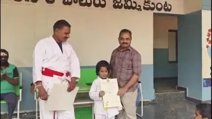 జమ్మికుంట: పట్టణంలో కరాటే మాస్టర్ డాక్టర్ సుంకరి యాదయ్య ఆధ్వర్యంలో శిక్షణ పొందిన 35 మంది కరాటే విద్యార్థులకు బహుమతులు ప్రధానం