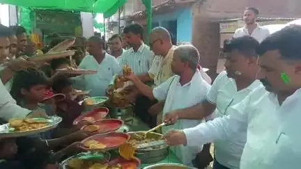 गुरुआ: अमीरगंज गांव में धूमधाम से मनाया गया लालू प्रसाद यादव का 78वां जन्मदिन, गुरुआं विधायक ने काटा केक