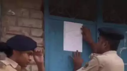 कोईलवर: कुल्हड़ियां गांव में धारा 302 आईपीसी के फरार अभियुक्त के घर पुलिस ने इश्तिहार चिपकाया