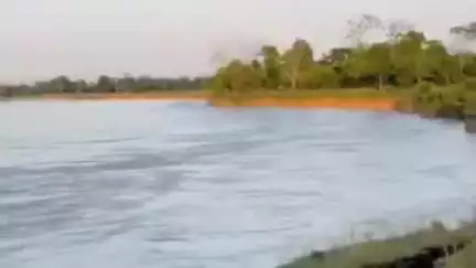 চাবুৱা: চাবুৱাৰ বালিজান নৰ্থ চাহ বাগিছাৰ ব্ৰহ্মপুত্ৰ নৈৰ গড়াখহনীয়াৰ স্থান পৰিদৰ্শন কৰে বিধায়ক পুণাকন বৰুৱাই