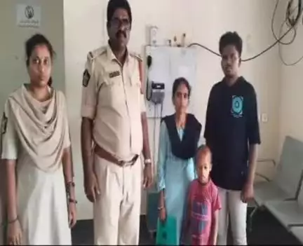 పులివెందుల: తప్పిపోయిన బాలుడిని తల్లిదండ్రులకు అప్పజెప్పిన పులివెందుల పోలీసులు