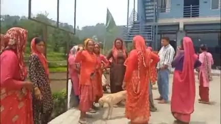 गरुड़: तहसील गरूड़ के हेलीपैड से 100 मीटर दूरी पर बीयर बार खुलने की सुगबुगाहट से विरोध प्रदर्शन करने पहुंची महिलाएं