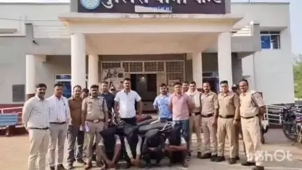 गुना नगर: भगत सिंह कॉलोनी में डकैती की योजना बनाते 5 बदमाश गिरफ्तार, देसी कट्टा, राउंड, रॉड व चोरी की 8 बाइक बरामद