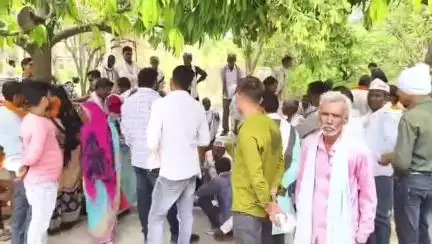 महोबा: कलेक्ट्रेट में डूब क्षेत्र के किसानों का गुस्सा फूटा, मुआवजा न मिलने पर किया प्रदर्शन
