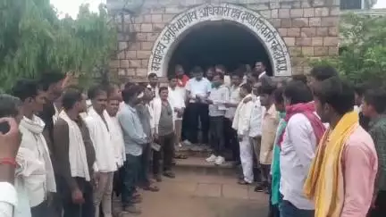 चंदेरी: लोधी समाज ने पीड़ित लोधी के पक्ष में चंदेरी एसडीएम को ज्ञापन दिया, पीड़ित ने सोशल मीडिया पर कहा- मैं झूठ बोलता हूं
