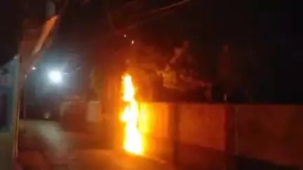 खुर्जा: खुर्जा नगर क्षेत्र के फत्तों बावली गेट में लगे ट्रांसफार्मर में लगी आग, कड़ी मशक्कत के बाद पाया गया काबू