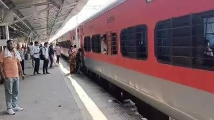 सैदपुर: बलिया सुपरफास्ट एक्सप्रेस का इंजन औड़िहार जंक्शन पर फेल, भीषण गर्मी में पौने 3 घंटे भूख-प्यास से बिलबिलाए यात्री