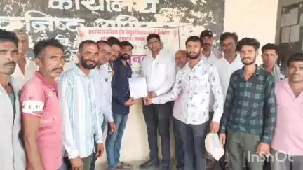 मनावर: मनावर में किसानों ने विद्युत आपूर्ति ठप रहने पर कार्यपालन यंत्री को ज्ञापन सौंपा, दिन में 10 घंटे बिजली की मांग