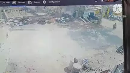 छबड़ा: हरनावदा शाहजी में कार और बाइक की भिड़ंत में 2 लोग घायल, दुर्घटना सीसीटीवी कैमरे में हुई कैद