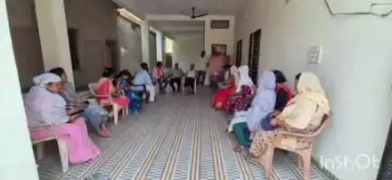 बैकुंठपुर: बैकुंठपुर विधायक भैयालाल राजवाड़े के निवास पहुंचे क्षेत्र के लोग, विधायक ने लोगों की समस्या का किया समाधान