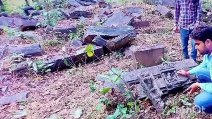 कर्वी: ककरेडी के प्राचीन नगर में मौजूद प्राचीन मूर्तियों और मंदिर, यहां कुओं में संकरे बंधे हैं, आखिर क्यों?