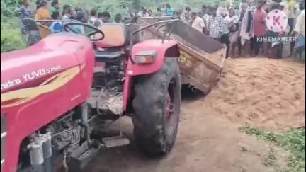 శాలిగౌరారం: తుడిమిడు గ్రామంలో ట్రాక్టర్ ప్రమాదంలో ప్రతి అక్కడికక్కడే మృతి