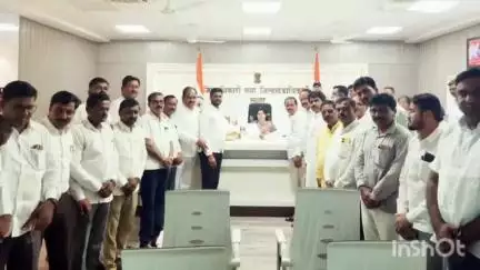 रेणापूर: वादळाने झालेल्या नुकसानीचे पंचनामे करा.. तालुका काँग्रेस वतीने जिल्हाधिकारी वर्षाताई ठाकूर घुगे यांना निवेदन