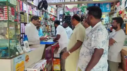 சூளகிரி: பேரூராட்சியில், முருக பக்தர்கள் மாநாட்டில் பங்கேற்க வணிகர்கள், பொதுமக்களிடம் பாஜகவினர் துண்டறிக்கைகளை வழங்கினர்